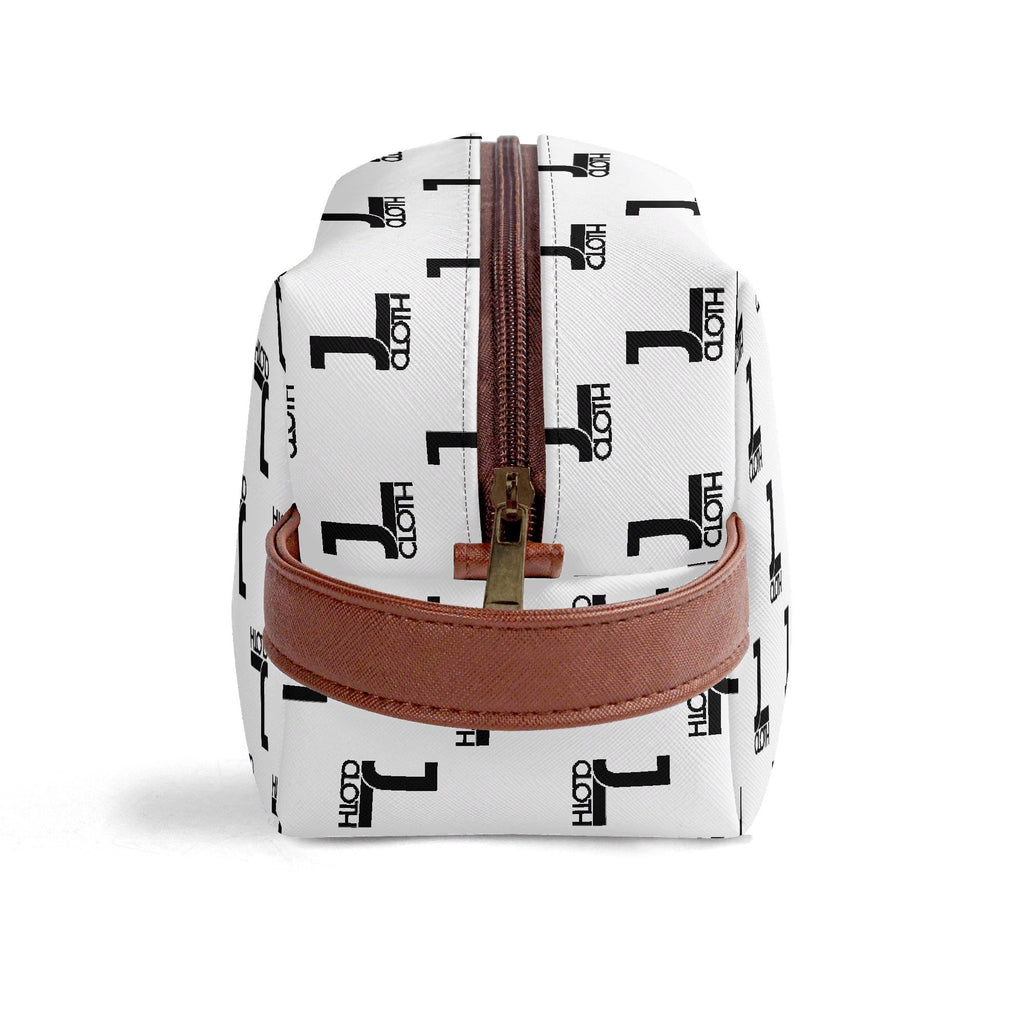 JL-Kulturbeutel in Weiß mit schwarzem "1"-Logo-Muster, brauner Trageschlaufe und Reißverschluss